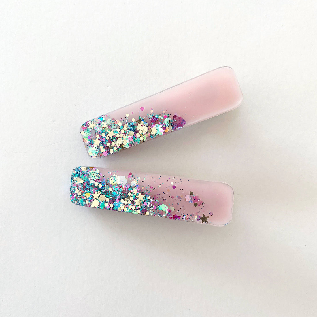 glitter hair clips in the color of pink and blue