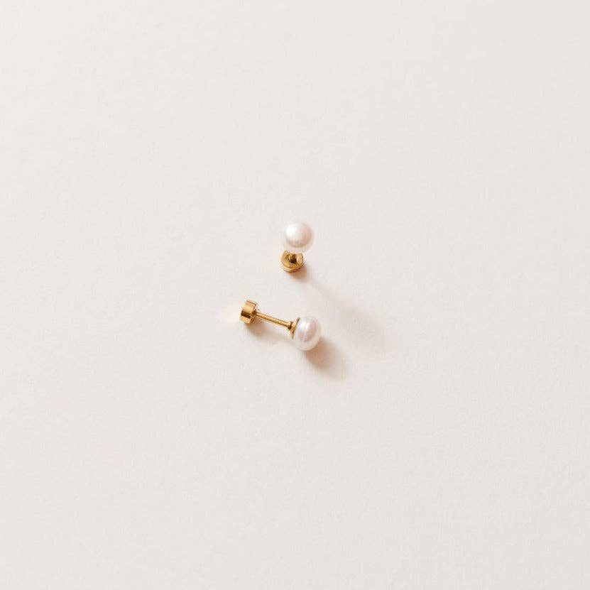 Pair of pearl earrings 
