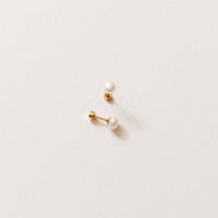 Pair of pearl earrings 