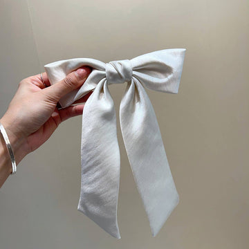 satin bow in the color pearl