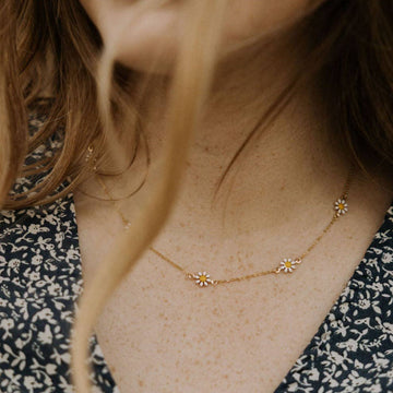 Chain necklace with daisies 