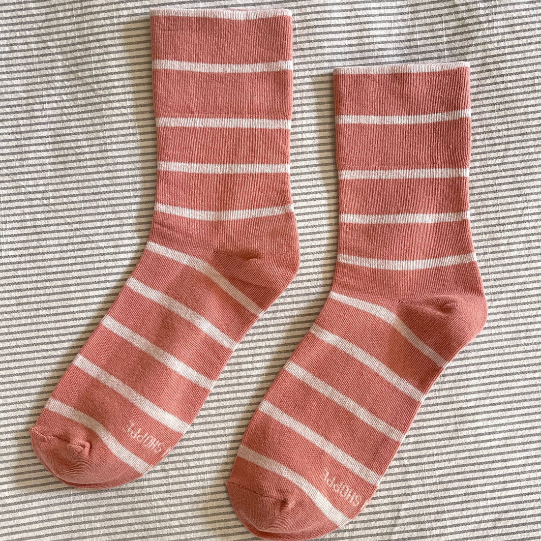 le bon shoppe striped wally socks in salmon