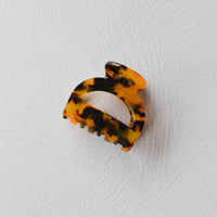 small hair claw in tortoise shell print